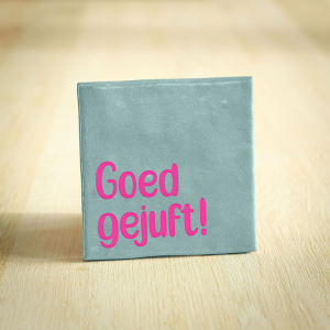 Tegeltje goed gejuft of gemeestert keramiek