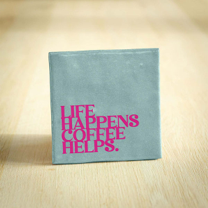 Tegeltje life happens coffee helps in geel en lichtblauw keramiek