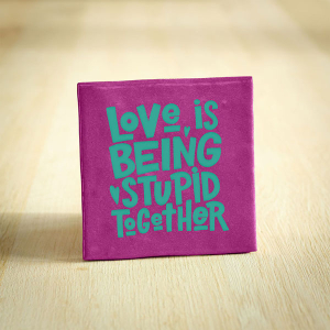 Tegeltje love is being stupid together keramiek