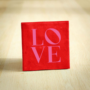 Tegeltje love in rood en roze keramiek