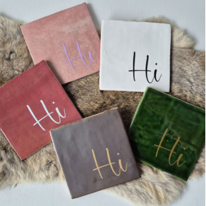 Tegeltje Hi in meerdere kleuren