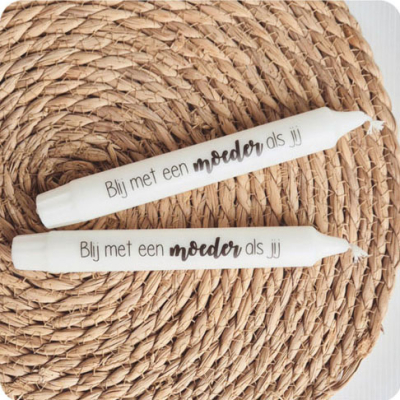 Tekstkaars blij met moeder