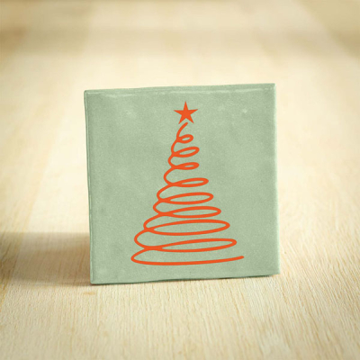 Tegeltje kerstboom lichtgroen met oranje en met wit keramiek Tegeltje kerstboom lichtgroen met oranje en met wit keramiek