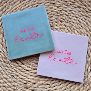 Tegeltje la la lente in meerdere kleuren