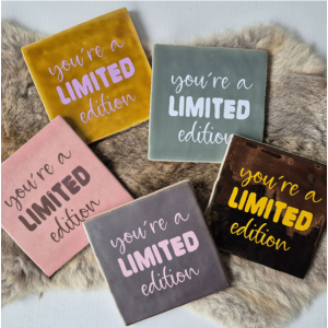 Tegeltje a limited edition in meerdere kleuren