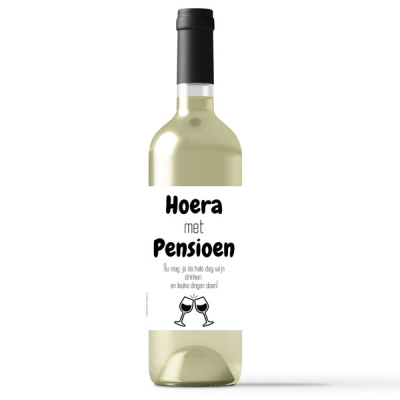 Wijnetiket hoera met pensioen